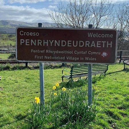 Snowdonia Rock Cottage - Cosy And Pet Friendly Penrhyndeudreath Екстериор снимка