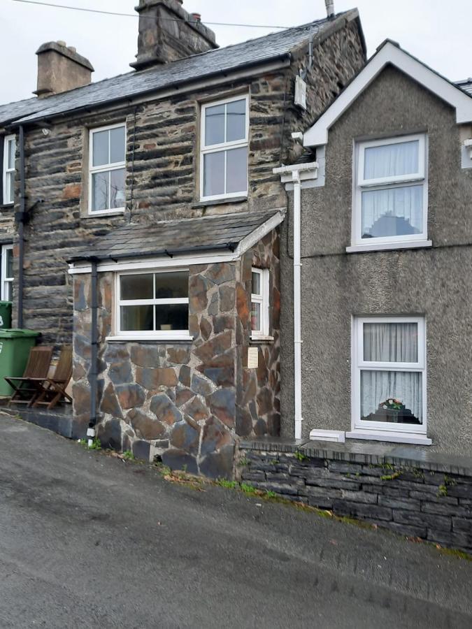 Snowdonia Rock Cottage - Cosy And Pet Friendly Penrhyndeudreath Екстериор снимка