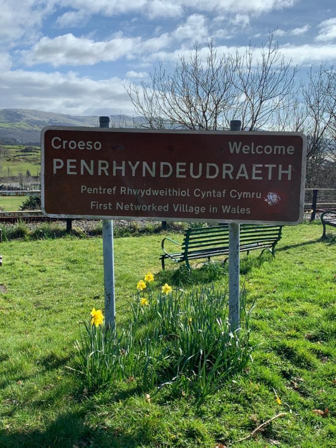 Snowdonia Rock Cottage - Cosy And Pet Friendly Penrhyndeudreath Екстериор снимка